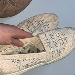 White knitted shoes that look like toms !!!